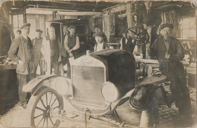 875226 Interieur van de carrosserie- en wagenfabriek S. Trapman (Oranjestraat 3-5) in Wijk C te Utrecht.N.B. De firma ...